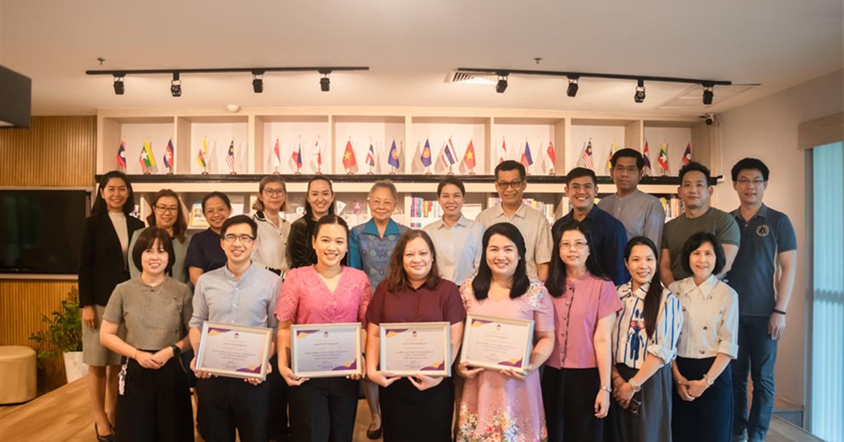 คณะศิลปศาสตร์มอบรางวัลให้กับบุคลากรที่มีผลการดำเนินงานดีเด่น ประจำปีการศึกษา 2568 (เพิ่มเติม)